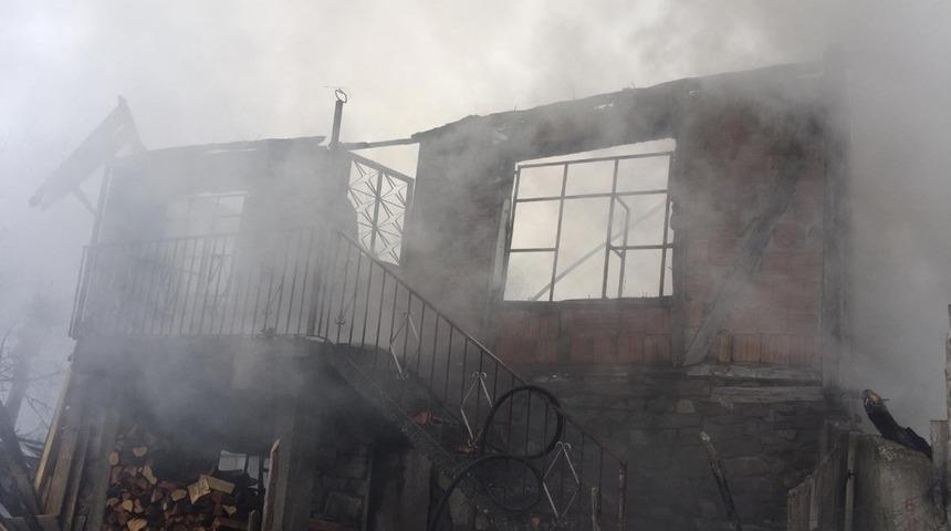 Bafra&rsquo;da &ccedil;ıkan yangında 2 katlı ev k&uuml;le d&ouml;nd&uuml;