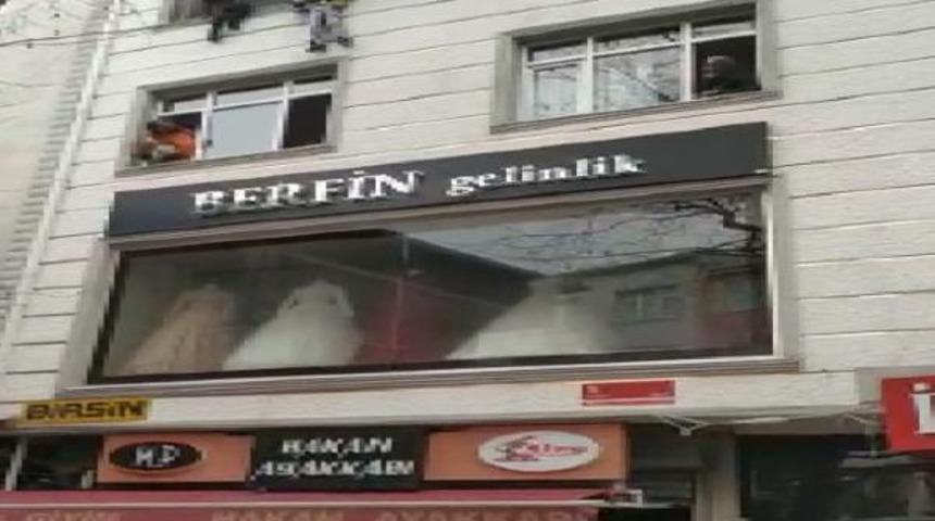 Esenler'de yangında can pazarı! Küçük çocuklar aşağı atılarak kurtarıldı