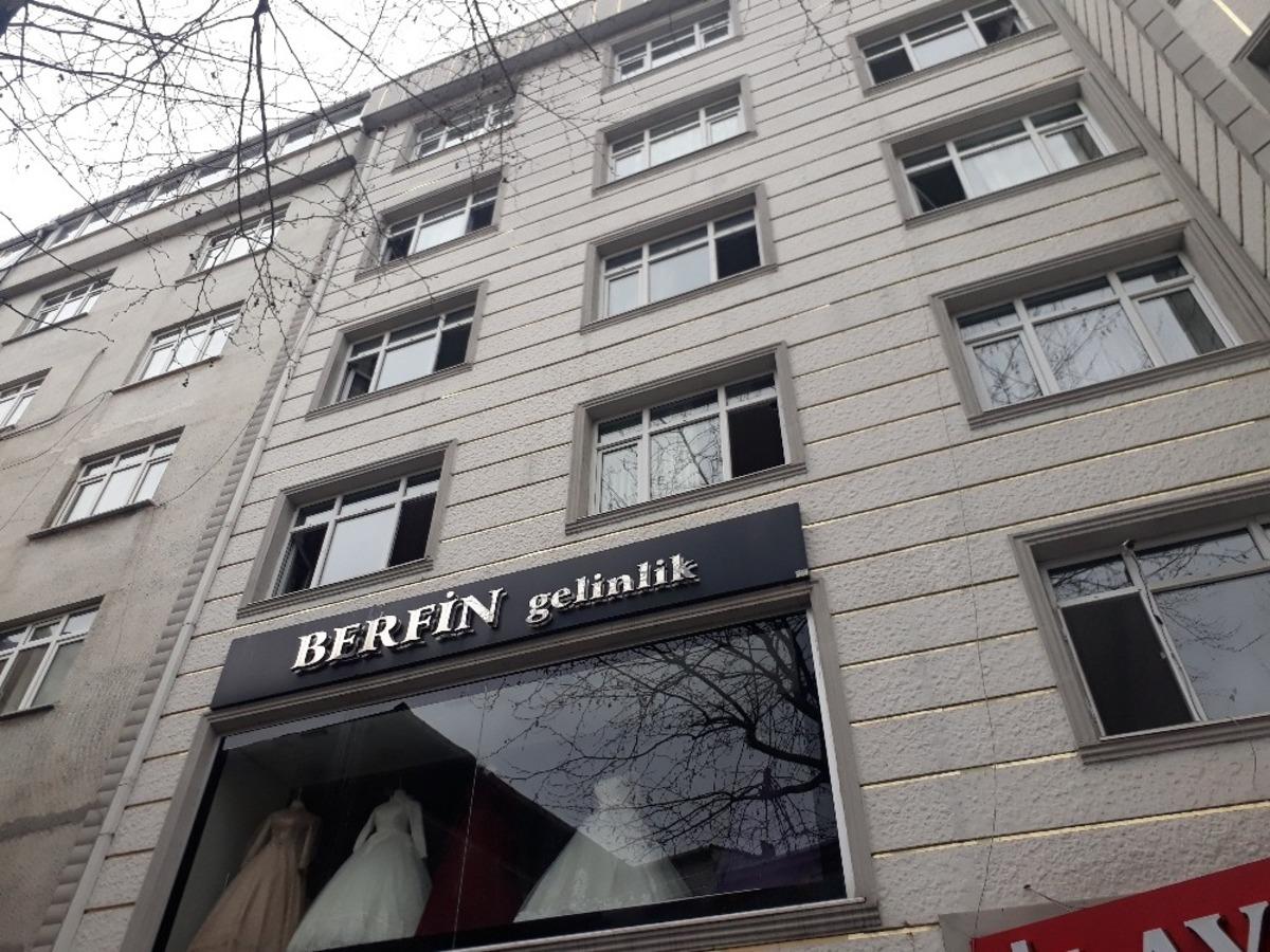 Yangında mahsur kalan &ccedil;ocukları camdan atarak kurtardılar