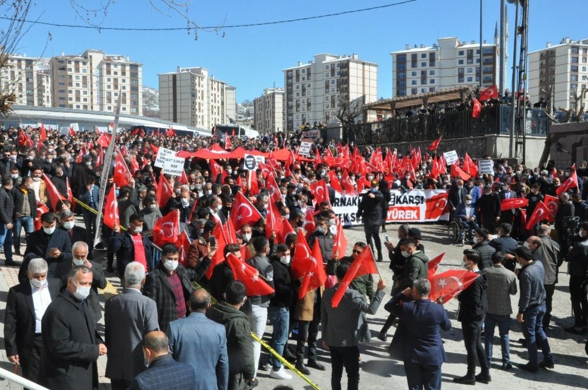 Şırnak kırmızı beyaza b&uuml;r&uuml;nd&uuml;, vatandaşlar ter&ouml;re karşı y&uuml;r&uuml;d&uuml;