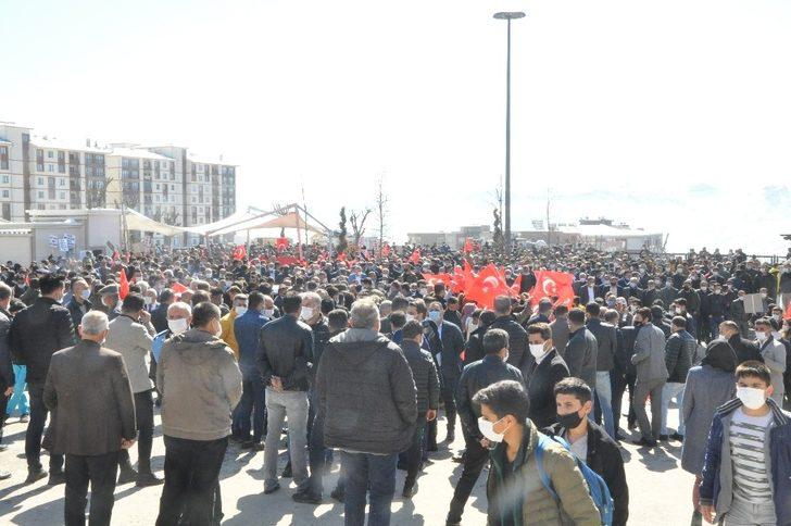 Şırnak kırmızı beyaza büründü, vatandaşlar teröre karşı yürüdü G2