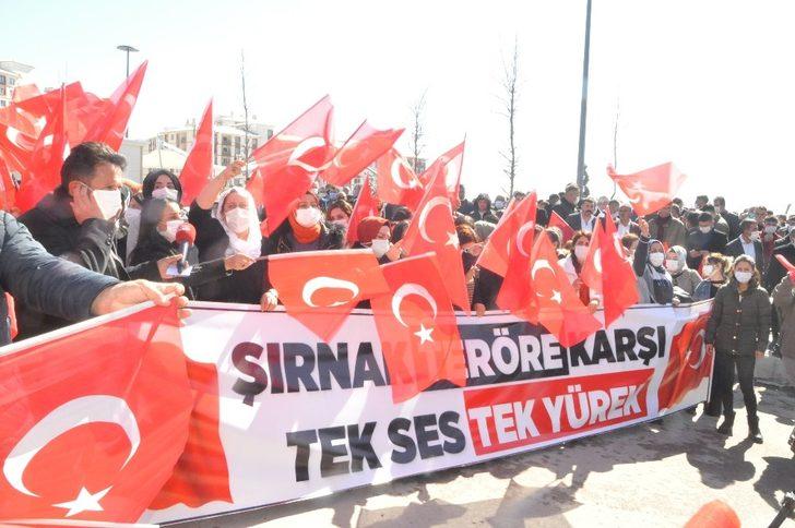 Şırnak kırmızı beyaza büründü, vatandaşlar teröre karşı yürüdü G4