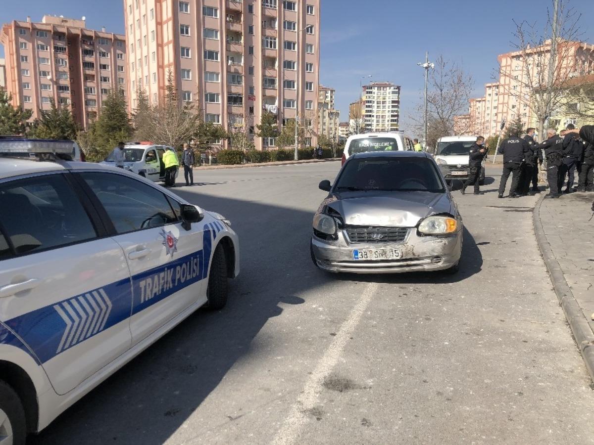 Ticari ara&ccedil; ile otomobili karıştığı kazada şans eseri yaralanan olmadı