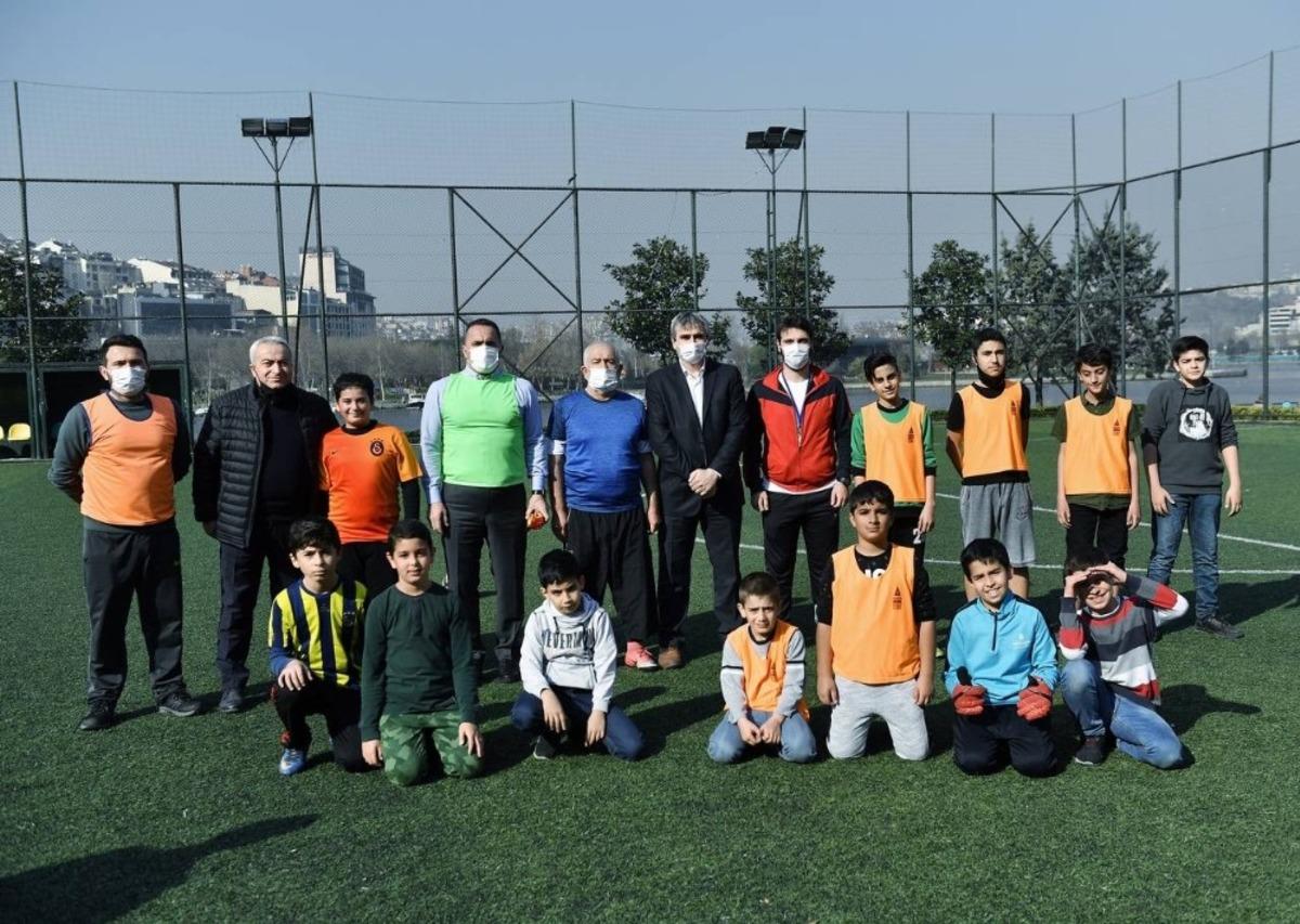 Başkan Yıldız gen&ccedil;lerle birlikte sahaya indi