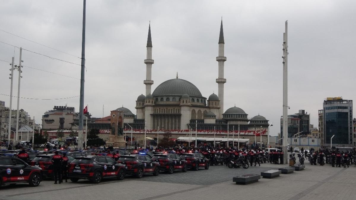 İstanbul polisinden g&ouml;vde g&ouml;sterisi: Turistler hayranlıkla izledi