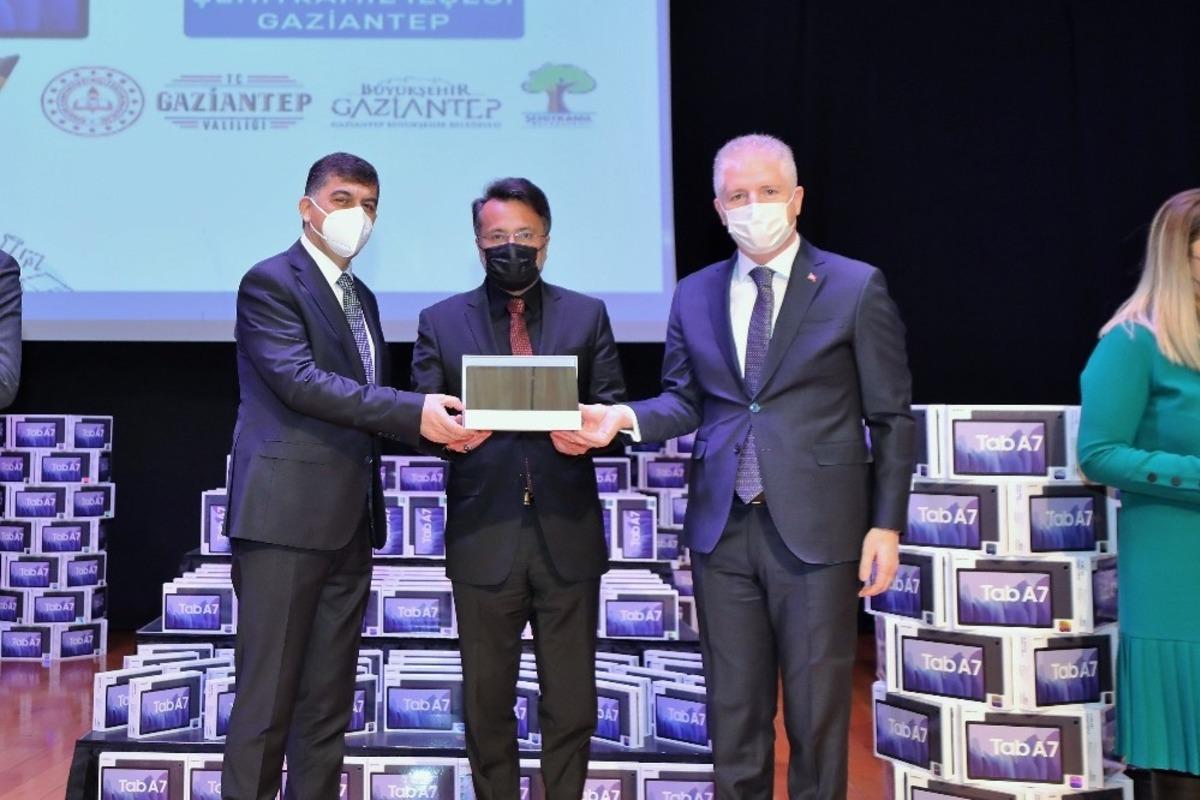 Şehitkamil&rsquo;den eğitime 10 bin adet tablet desteği