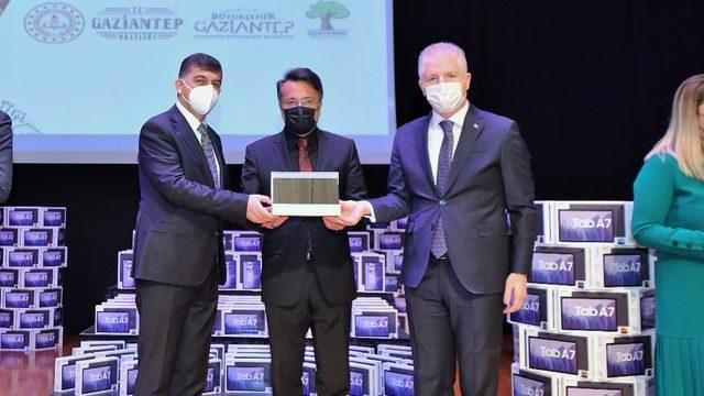 Şehitkamil’den eğitime 10 bin adet tablet desteği