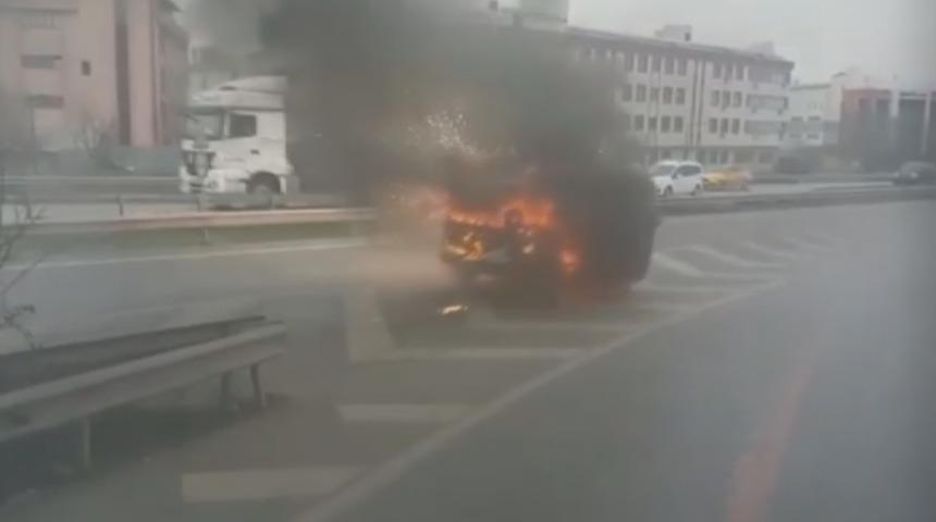 Avcılar'da yanarak kayan araç korku saçtı