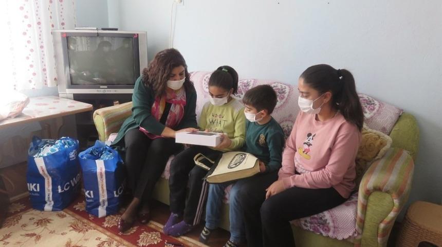 Vali G&uuml;rel&rsquo;in eşi derslerinde başarılı olan 4 kardeşe tablet hediye etti