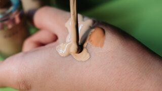 Hep elinize sürerek test ediyorsanız yanlış yapıyorsunuz! Fondöteni denemek için...