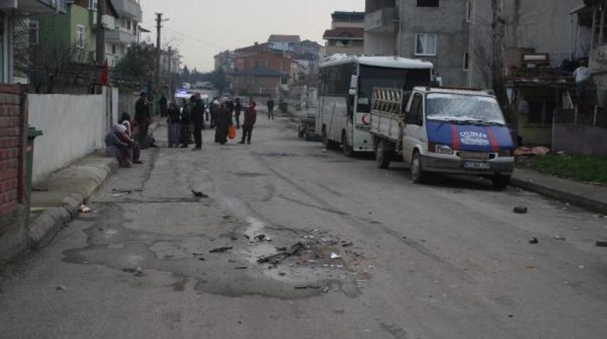 Husumetli oldukları ailenin evini basıp, araçlara zarar verdiler
