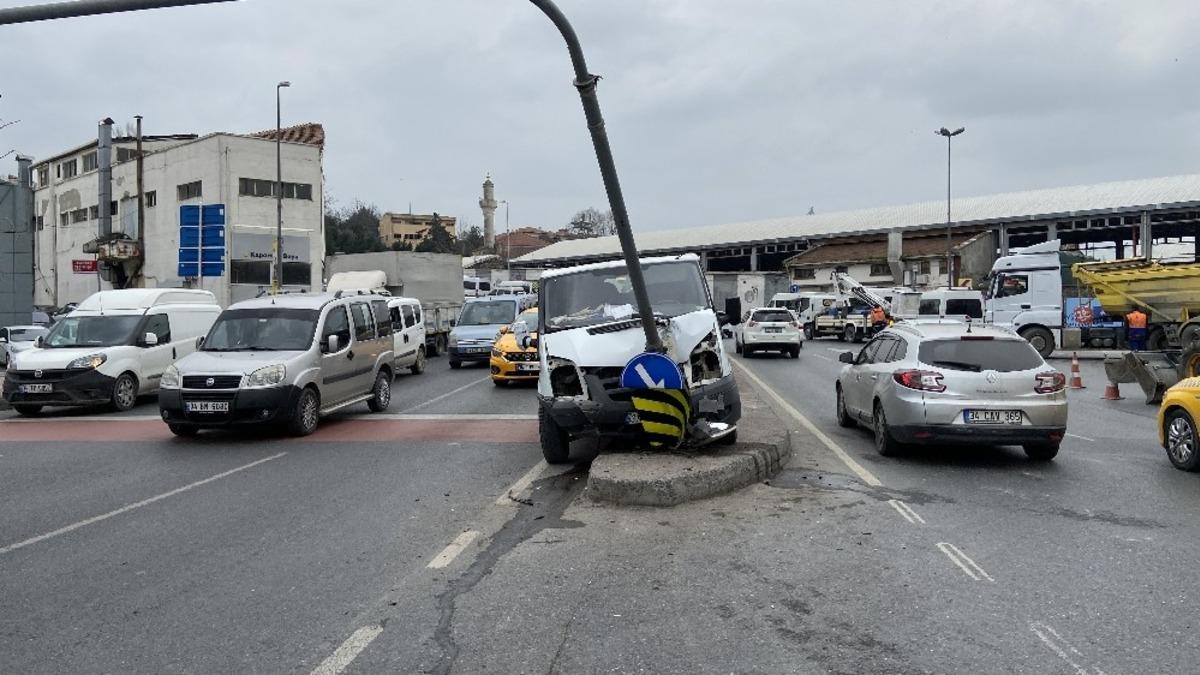 (&Ouml;zel) Beyoğlu&rsquo;nda feci kaza: Frenleri patlayan minib&uuml;s trafik ışığına daldı