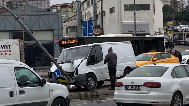 (Özel) Beyoğlu’nda feci kaza: Frenleri patlayan minibüs trafik ışığına daldı G2