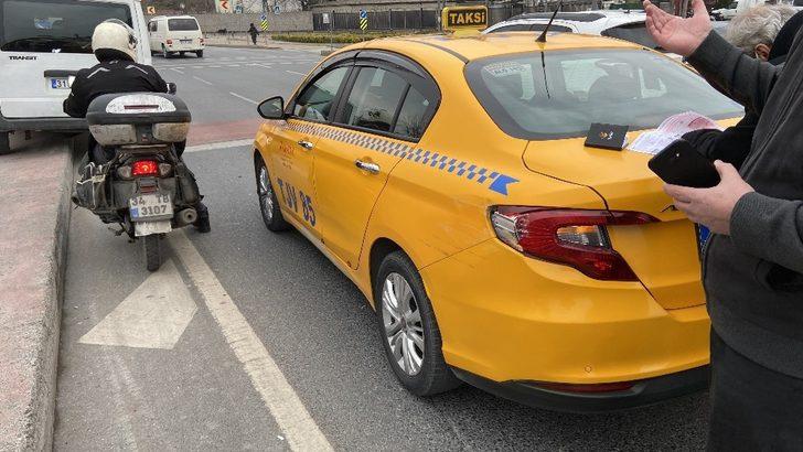 (Özel) Beyoğlu’nda feci kaza: Frenleri patlayan minibüs trafik ışığına daldı G3