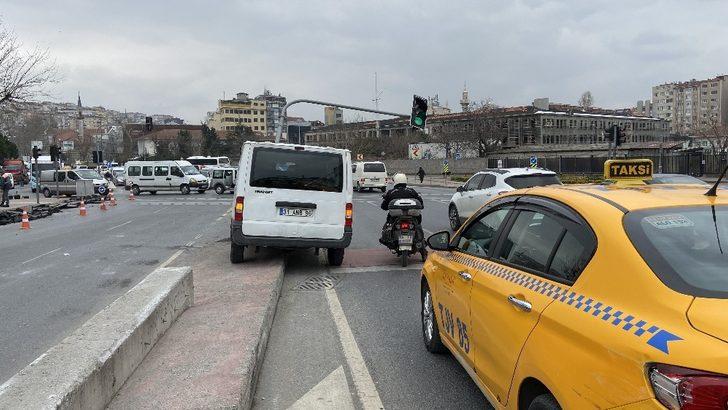 (Özel) Beyoğlu’nda feci kaza: Frenleri patlayan minibüs trafik ışığına daldı G5
