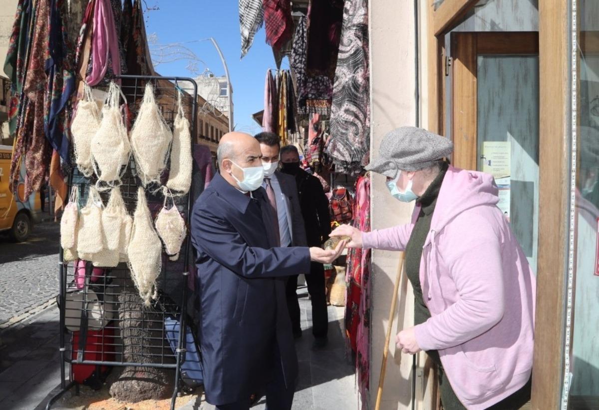 Vali Demirtaş esnaflarla bir araya geldi