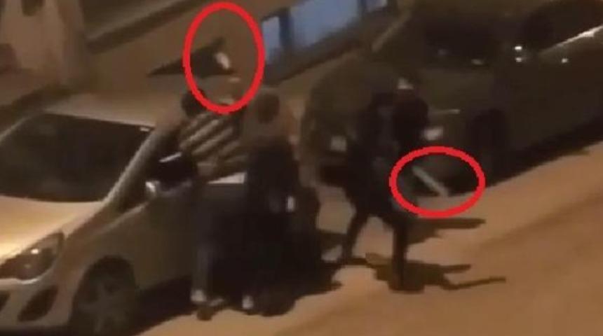 Sopalarla birbirlerine girdiler! Sokak ortasında şoke eden anlar