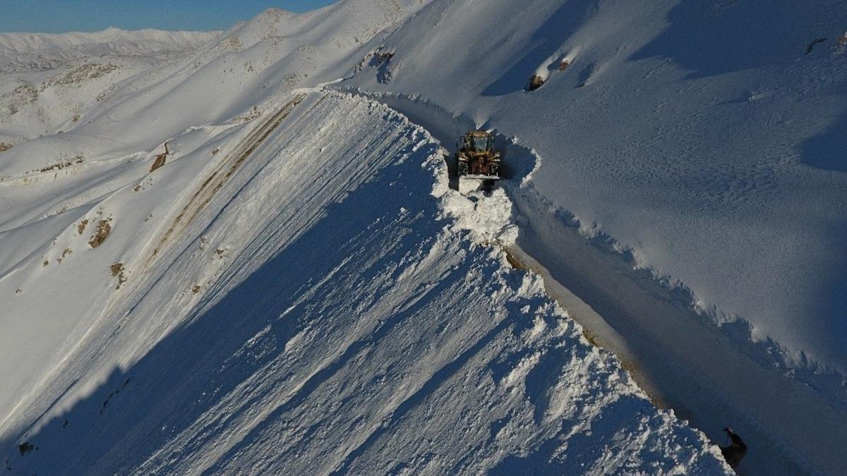 Kar kalınlığının 3 metreyi bulduğu k&ouml;y yolunda zorlu &ccedil;alışma