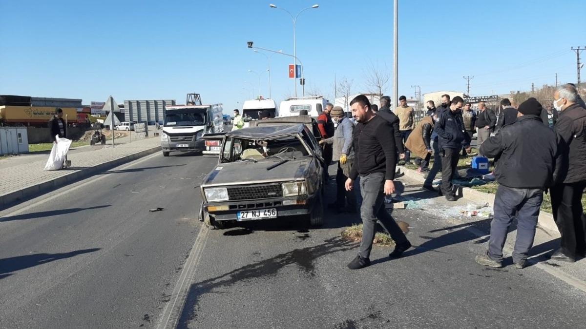 Tırın &ccedil;arptığı ara&ccedil; savrularak taklalar attı: 3 yaralı