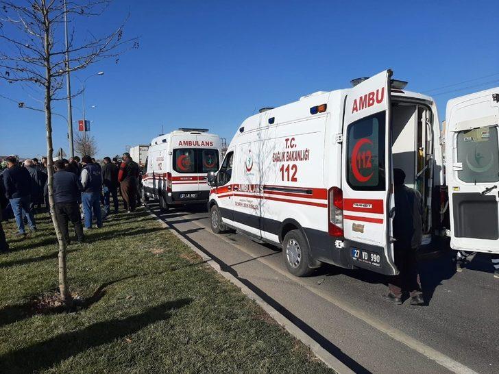 Tırın çarptığı araç savrularak taklalar attı: 3 yaralı G2