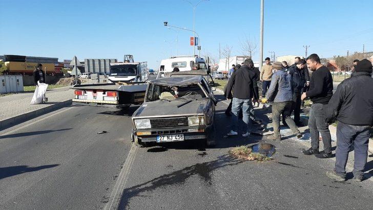 Tırın çarptığı araç savrularak taklalar attı: 3 yaralı G3