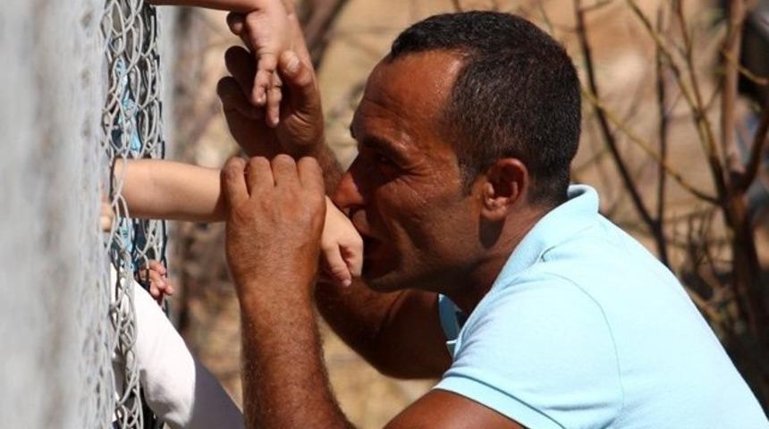 Suriyeli m&uuml;ltecilerin &ccedil;ileli yaşamı: Dikenli tellerin ardından oğlunu &ouml;pt&uuml;