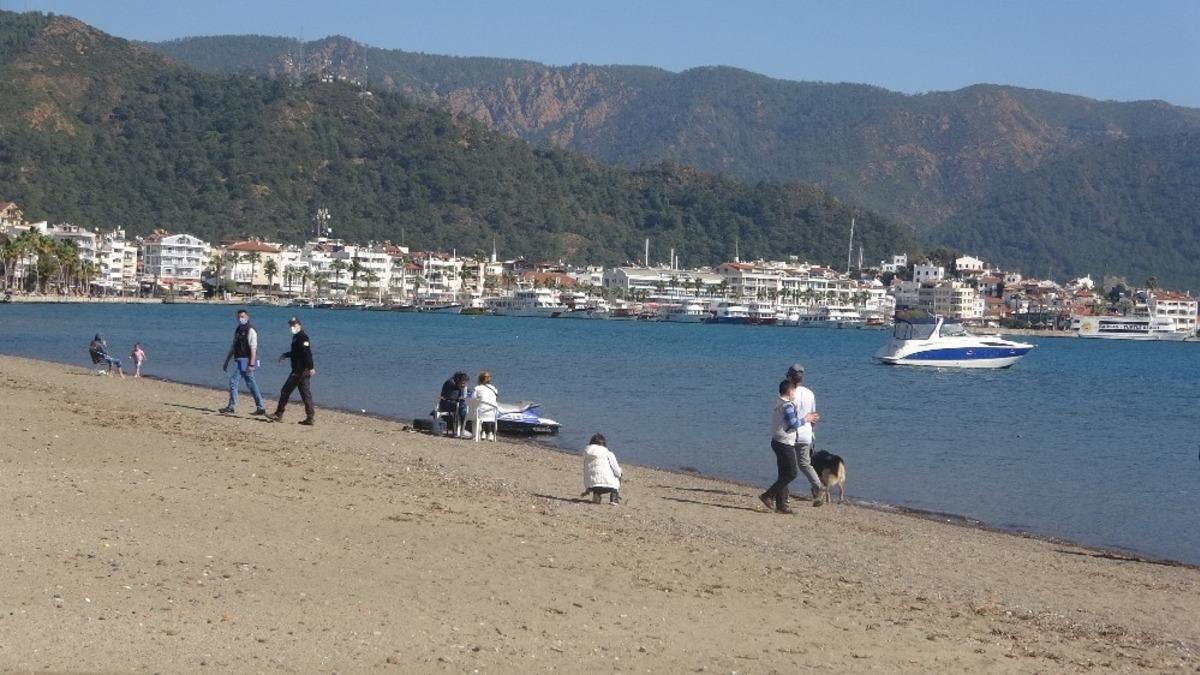 Marmaris&rsquo;te sıcak havayı g&ouml;ren sahile indi