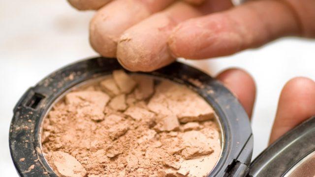 Pürüzsüz cildin anahtarı: Pudra sürerken sünger yerine fırça kullanın!