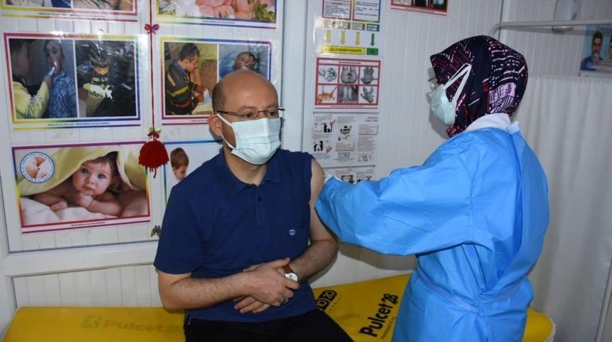 Başkan &Ouml;zcan korona vir&uuml;s aşısı oldu