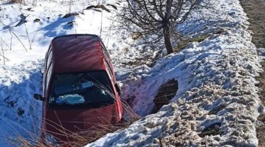Virajı alamayarak şarampole giren otomobil s&uuml;r&uuml;c&uuml;s&uuml; yaralandı
