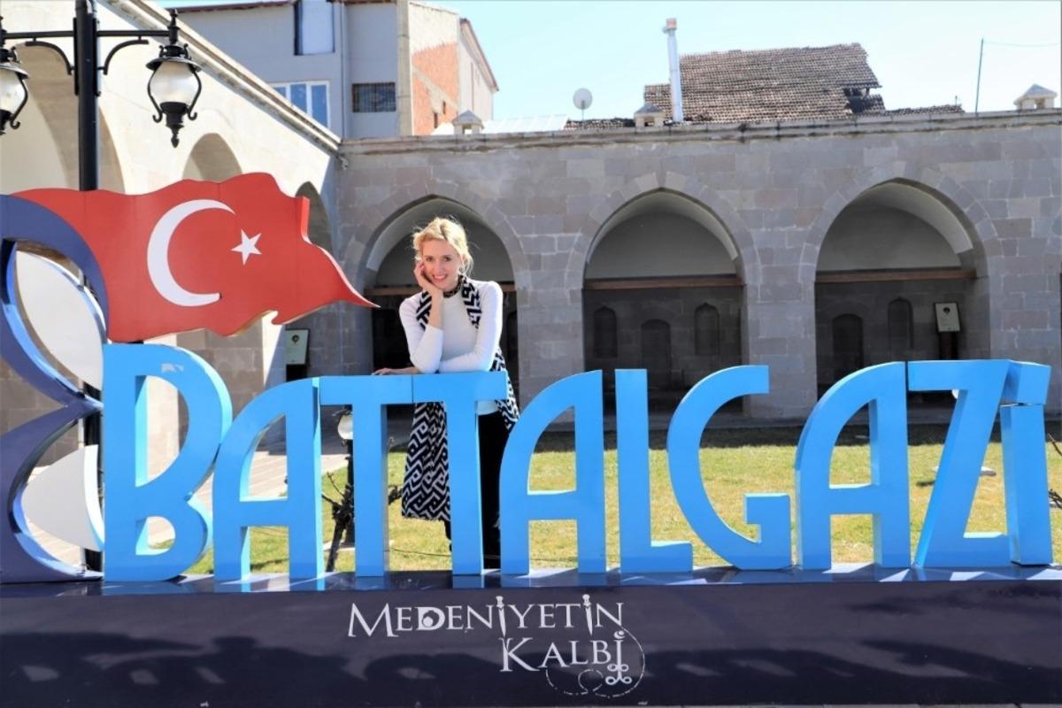 Sanat&ccedil;ı Wilma Elles, Battalgazi&rsquo;ye hayran kaldı