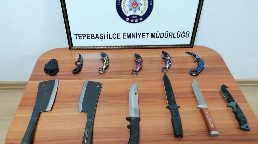 Yanında satırlarla dolaşan şahsı mahalle ve &ccedil;arşı bek&ccedil;ileri yakaladı