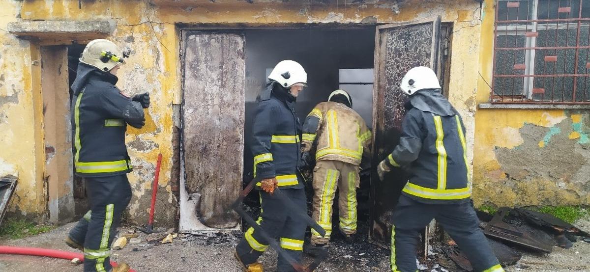 Bursa&rsquo;da tek katlı tarihi bina alev alev yandı