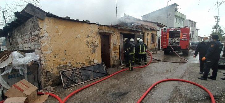 Bursa’da tek katlı tarihi bina alev alev yandı G2