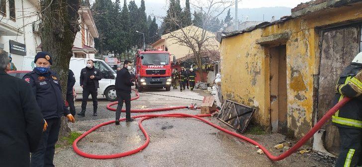 Bursa’da tek katlı tarihi bina alev alev yandı G3