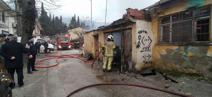 Bursa’da tek katlı tarihi bina alev alev yandı G4