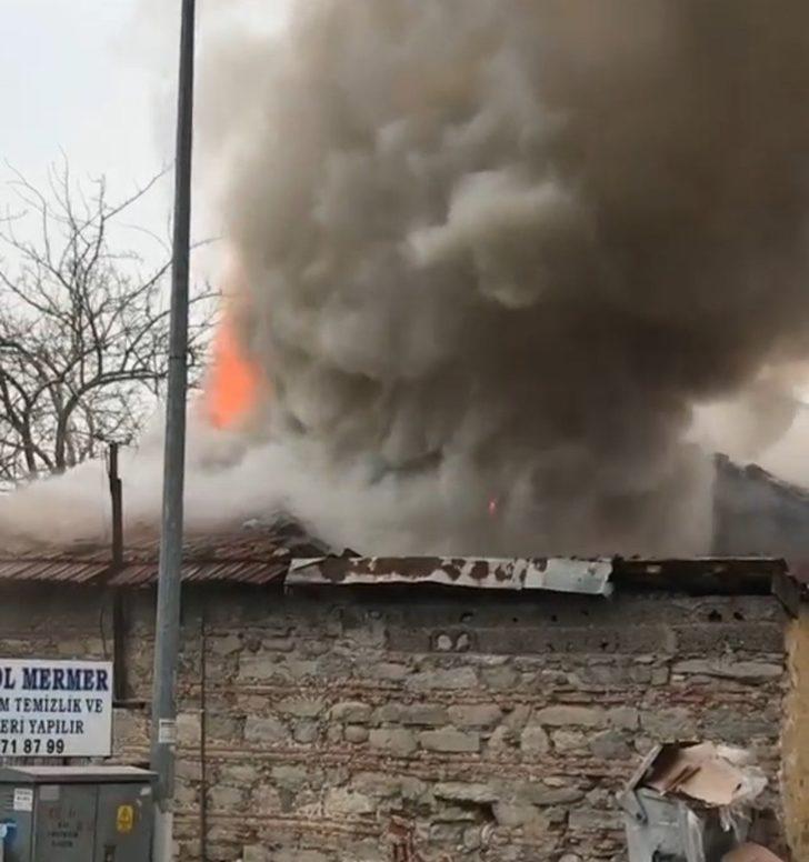 Bursa’da tek katlı tarihi bina alev alev yandı G5