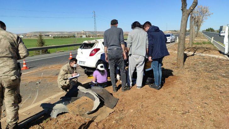 Şanlıurfa’da otomobil ağaca çarptı: 2 yaralı G3