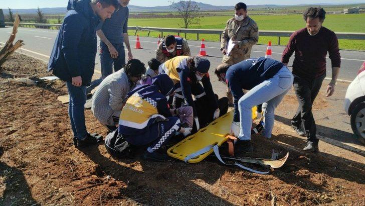 Şanlıurfa’da otomobil ağaca çarptı: 2 yaralı G4