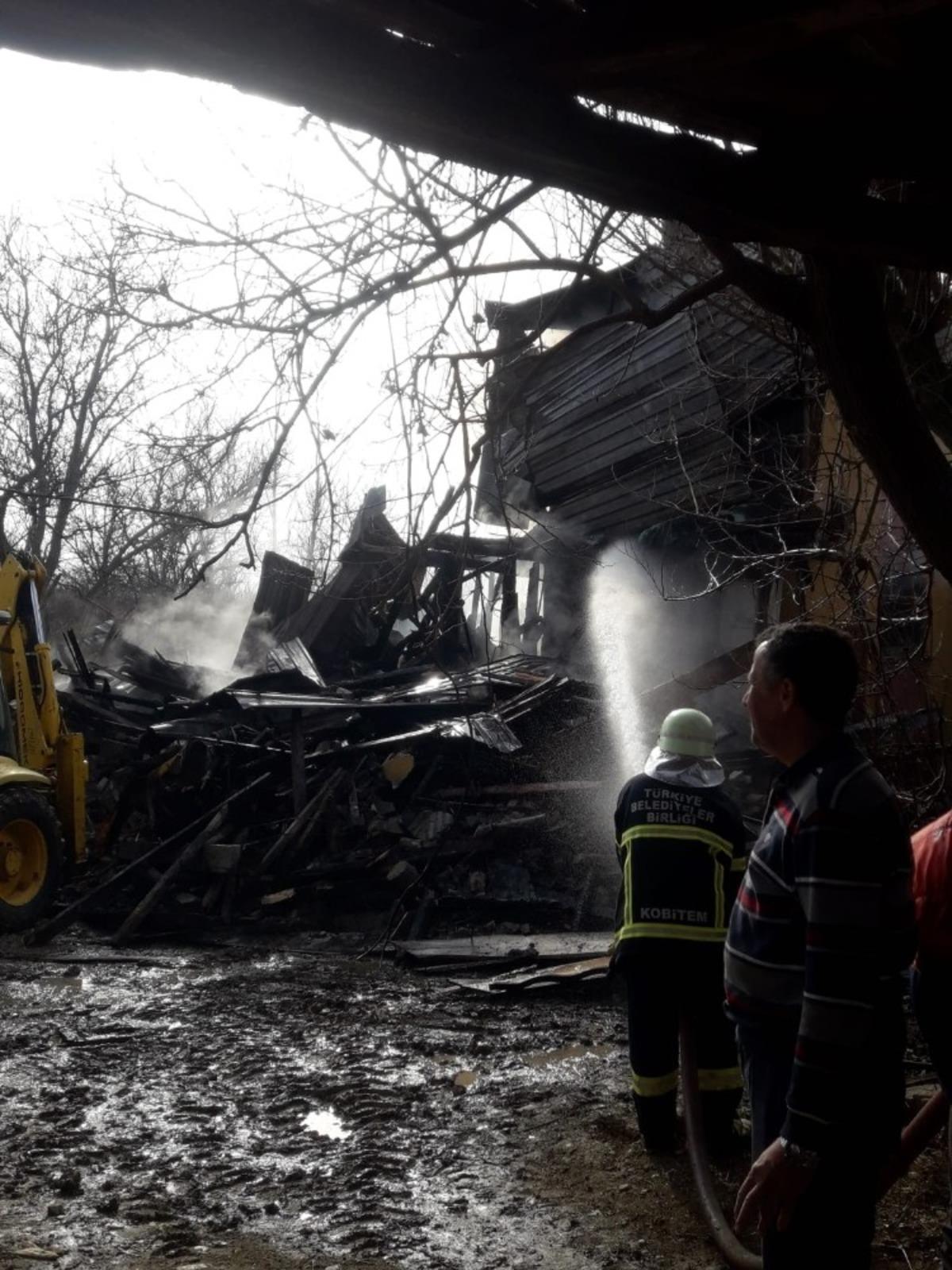 Kastamonu&rsquo;da &uuml;&ccedil; katlı ahşap ev k&uuml;le d&ouml;nd&uuml;