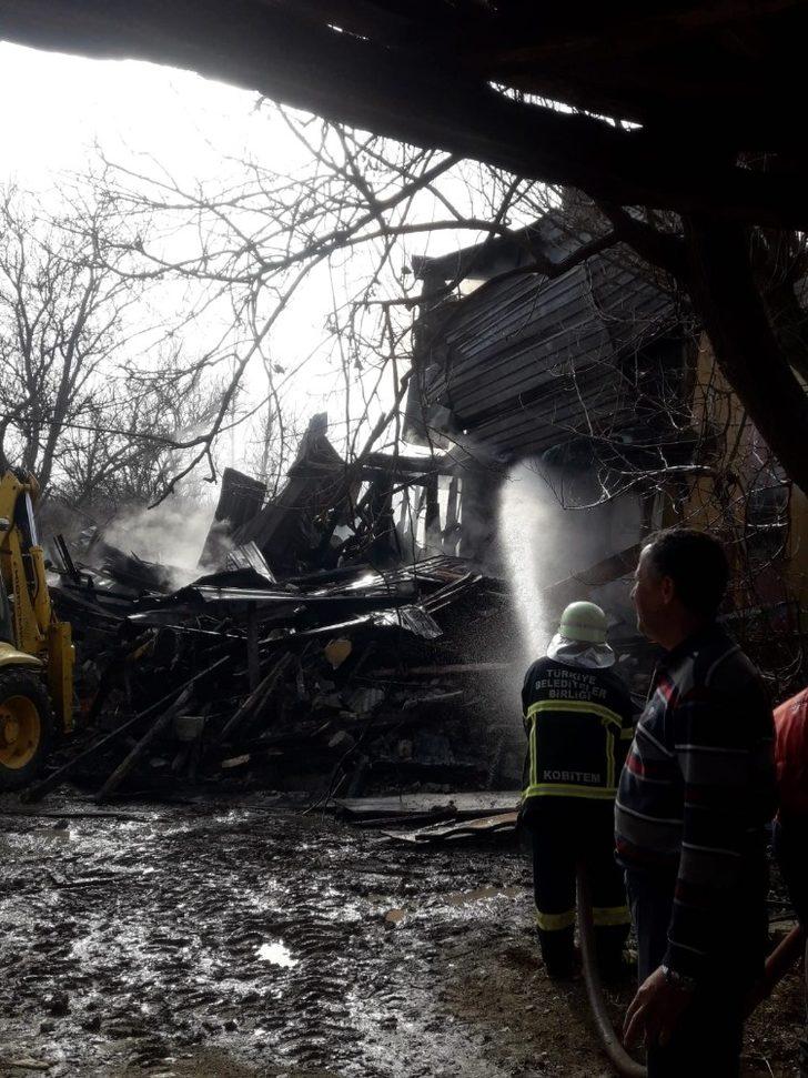 Kastamonu’da üç katlı ahşap ev küle döndü G1