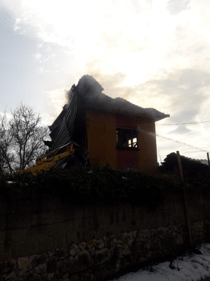 Kastamonu’da üç katlı ahşap ev küle döndü G2