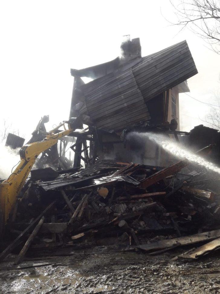 Kastamonu’da üç katlı ahşap ev küle döndü G3