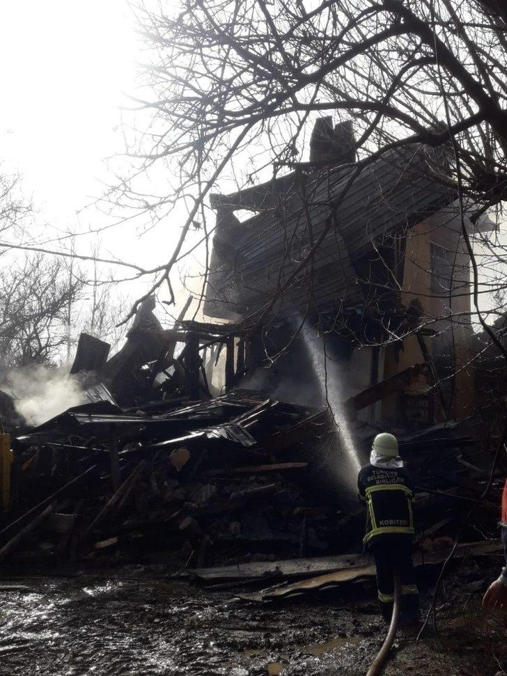 Kastamonu’da üç katlı ahşap ev küle döndü G4