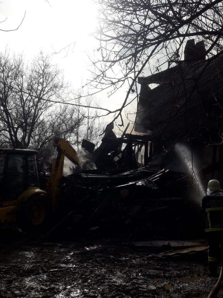 Kastamonu’da üç katlı ahşap ev küle döndü G5