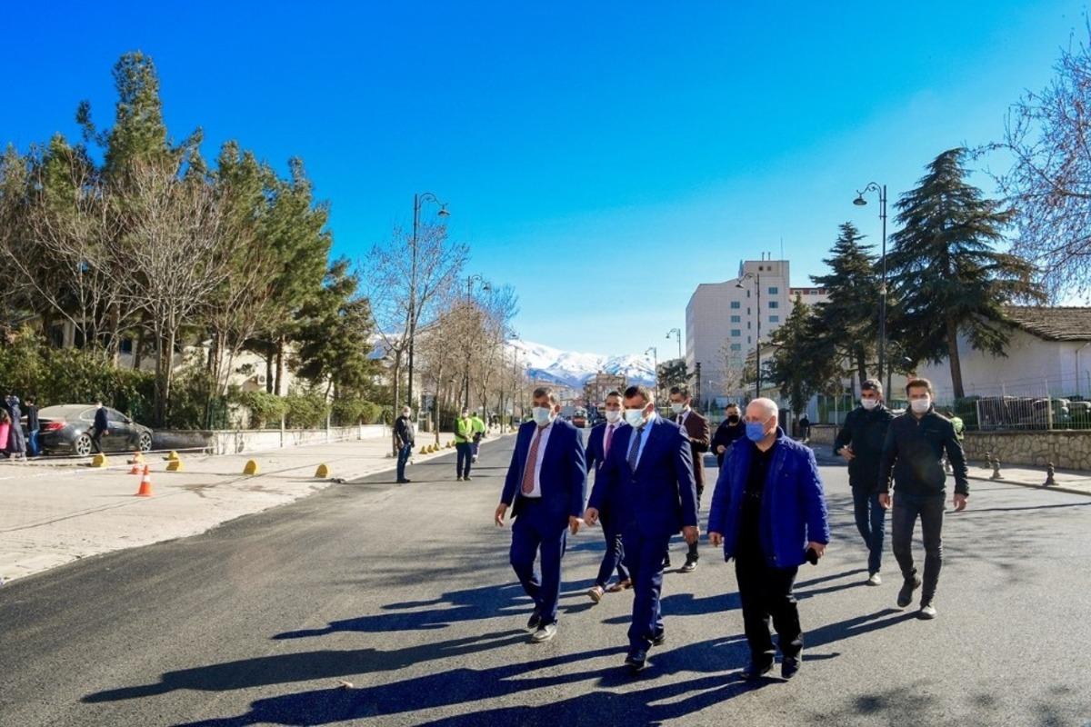 D&ouml;rt şeride &ccedil;ıkarılan İstasyon Caddesi&rsquo;nde asfalt serimi tamamlandı