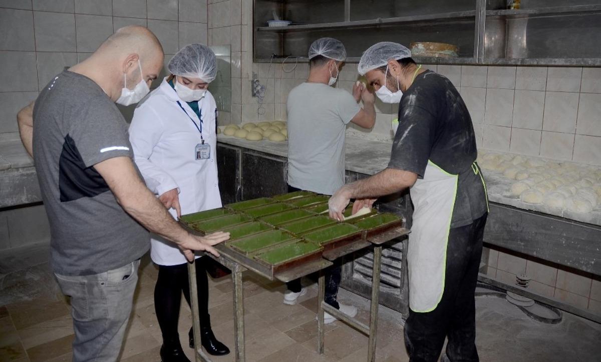 Kuşadası&rsquo;nda saklama şartlarına uymayan 22,5 kilo unlu mamul imha edildi