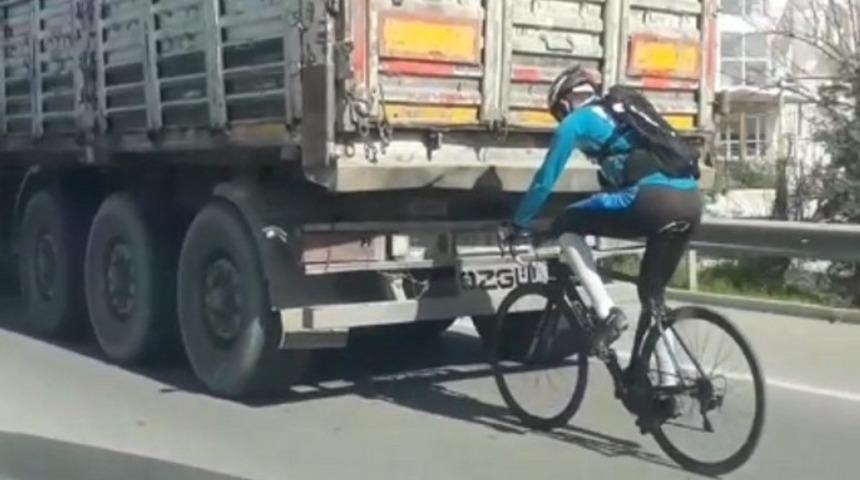 Kamyon arkasında bisikletle tehlikeli yolculuk