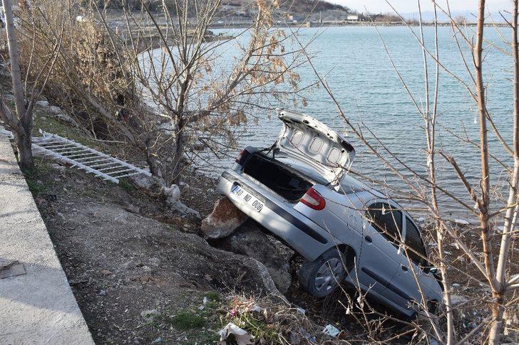 Faciayı yol kenarındaki kayalar önledi: 3 kişi ölümden döndü G4