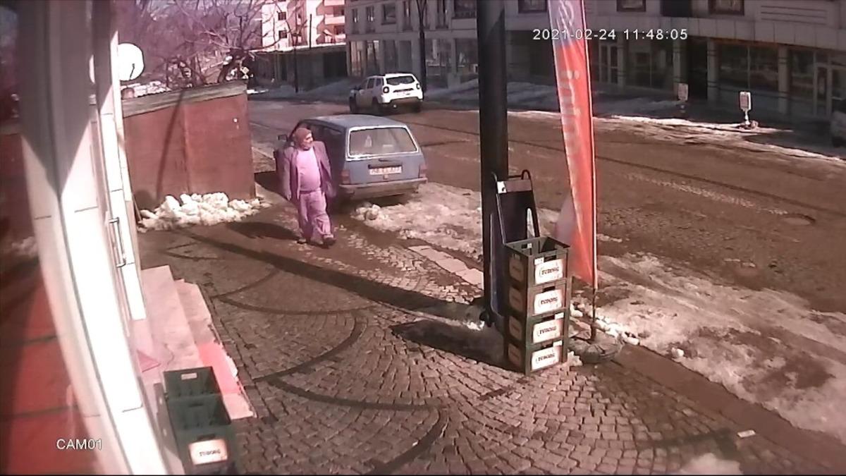 &Ccedil;atıdan d&uuml;şen buz k&uuml;tlesinin altında kalmaktan son anda kurtuldu